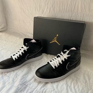 Jordan 1 mids black and white